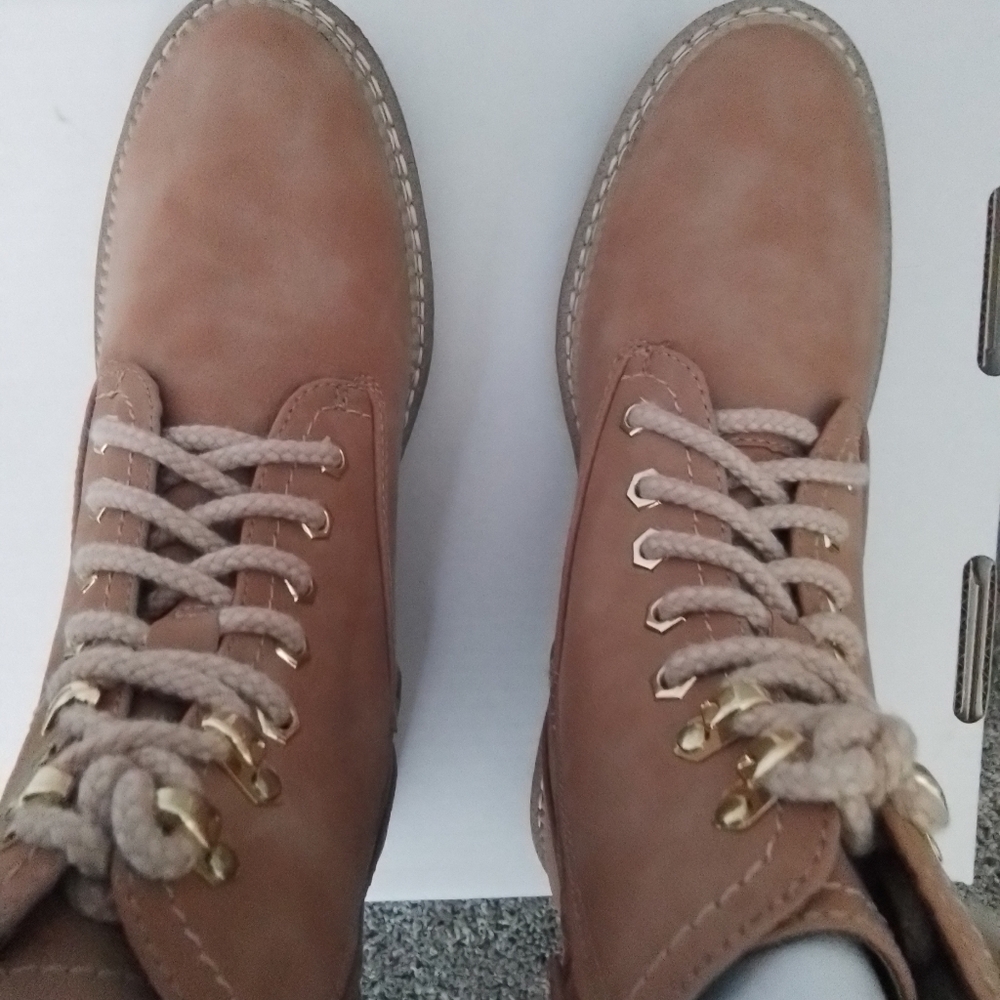 New Steve Madden Boots with Fuax Fur Size 8 woman